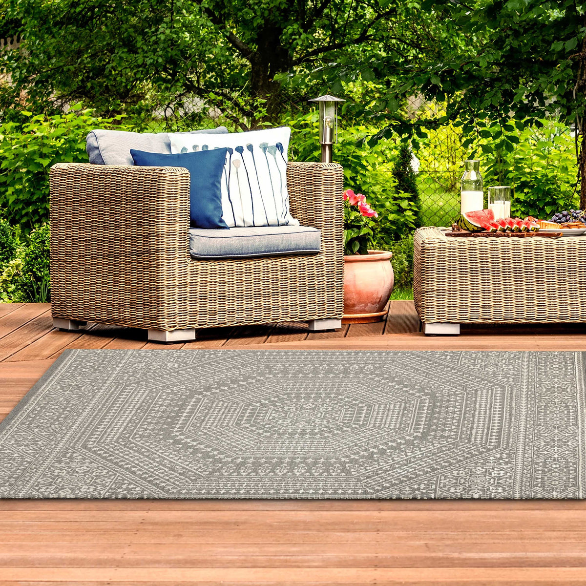 Velmora™ 7 x 10 Gray Medallion Outdoor Rug