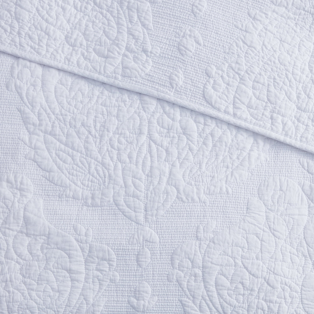 Velmora™ Paisley Medallion Cotton Quilt , Full/Queen, White, Scalloped Bedding