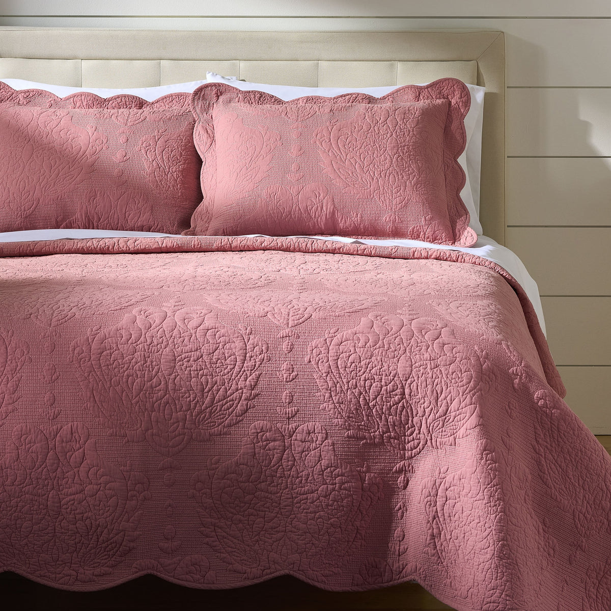 Velmora™ Paisley Medallion Cotton Quilt , Full/Queen, White, Scalloped Bedding