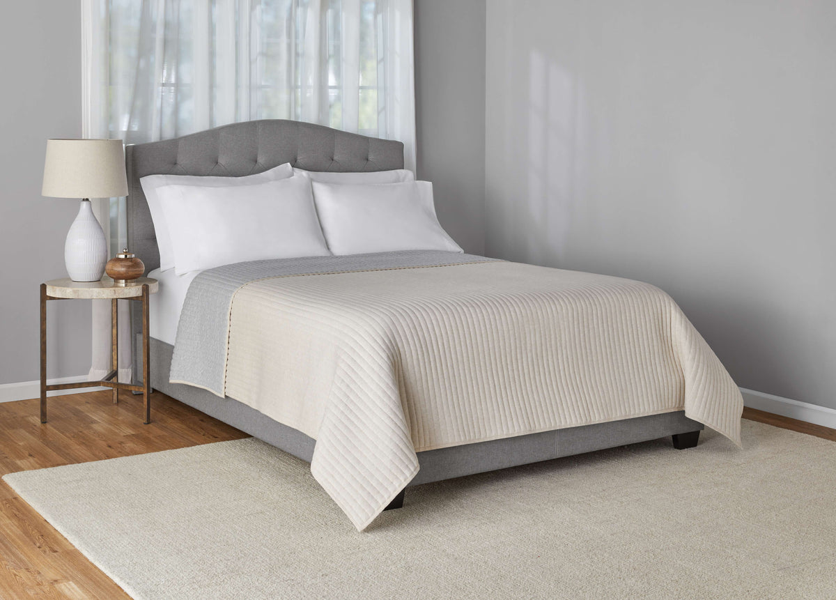 Velmora™ King Quilt - Off-White Soft Jersey, Cotton-Rich T-Shirt Soft, Reversible Bedding