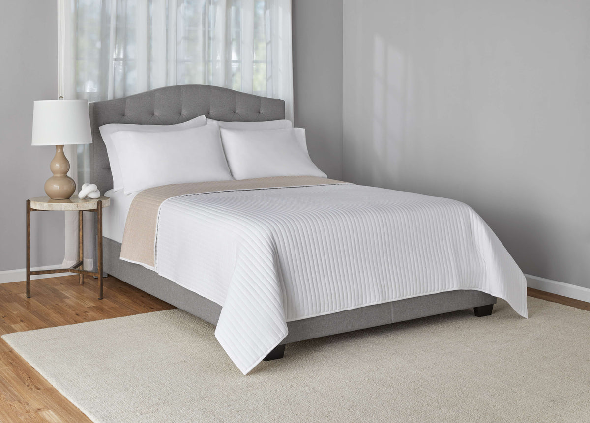 Velmora™ King Quilt - Off-White Soft Jersey, Cotton-Rich T-Shirt Soft, Reversible Bedding